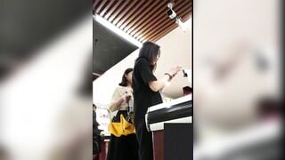 uay lén dưới váy gái xinh có bé còn không mặc quần lót - phần 1