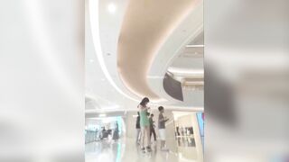 uay lén dưới váy gái xinh có bé còn không mặc quần lót - phần 2