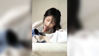 Dụ bé em họ xinh đẹp ngây thơ vừa cho xem điện thoại vừa bú cu cho cực sướng