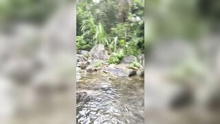 địt nhau ngoài suối cùng bé rau người dâm tộc thái