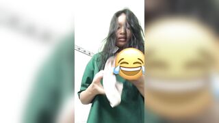Bé nó dâm thật, nhét nguyên cái quần lót đang mặc vào miệng
