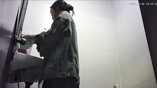 Đặt cam quay lén wc nữ trường THPT Nam Kỳ Khởi Nghĩa