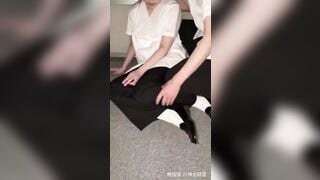 Lợi dụng nhỏ bạn say rượu liền thò tay mò vú để tranh thủ bóp