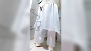 Em học sinh mắc đái nhưng ko kịp phải đái ra quần gục ngã trước cửa thiên đàng.