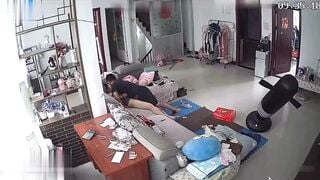 Con trai không ở nhà bố chồng đè con dâu đụ nhau thật kích thích.