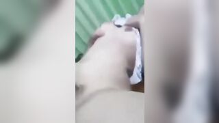 Không có người lớn ở nhà cháu gái 2k10 bị ông cậu họ tranh thủ bóp lồn.