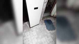 Sáng ngủ dậy tháng cháu họ giả vờ đi đái để trực tiếp quay lén lồn dì út đái sáng sớm