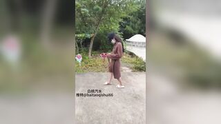 Gái xinh khỏa thân đi dạo trong phố