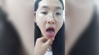 Em kính cận siêu dâm