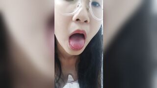 Em kính cận siêu dâm