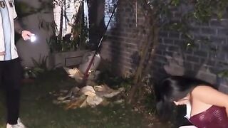 Gái xinh đang đái thì bị người lạ nhìn thấy thế là được bú cu địt nhau