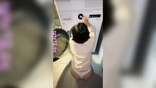 Thấy nhỏ e họ giặt đồ hết đồ còn mỗi quần lót mặc nhìn nứng quá nên gạ e đụ sướng cặc