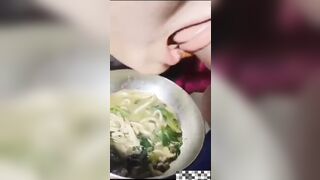 độc lạ em ăn mì còn lấy chuối anh chấm vào nước để mút