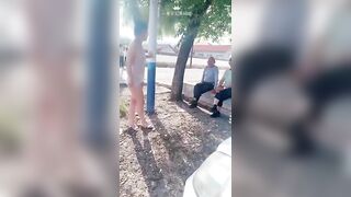 Cô gái ở chuồng hỏi thăm đường mấy ông già