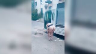 Cô gái không mặc quần lót khoe lồn cho người ta xem 3