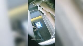 Quay lén, 2 e gái xinh Loli lồn rậm lông vào WC Đái tập thể