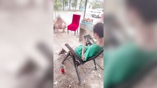 Cô gái mặc quần áo xuyên thấu mua dua hấu