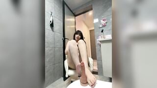 Em rau nhân viên về nhà thủ dâm cho sếp xem vú to lồn múp dâm