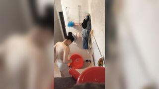 Quay lén nhỏ em họ đi tắm 3