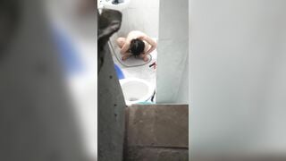 Quay lén nhỏ em họ đi tắm 7