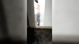 Quay lén nhỏ em họ đi tắm 9