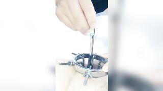 Đút chai vào lồn bạo dâm