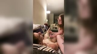 Đang ngủ ở ghế thì chị họ ra sục cặc cho sướng phụt tinh dâm đãng