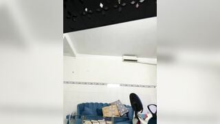 Em thợ cắt tóc vừa gội đầu cho khách vừa thủ dâm 2