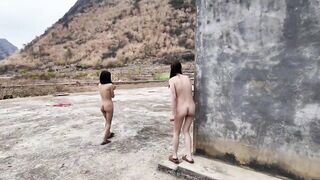 Hai em gái xinh về quê khoả thân đi dạo ngoài đường