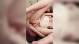 Em nữ sinh lồn đẹp ở nhà 1 mình nứng chịu không nổi