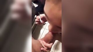 Lợi dụng con bạn thân đang phê cần dúi cu vô miệng nó