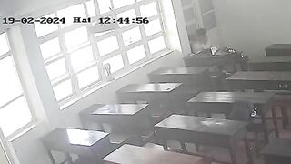 Hack camera thấy học sinh lớp 12 chịch nhau tại lớp P4