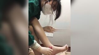 Chị y tá sục cu để lấy tinh trùng xét nghiệm