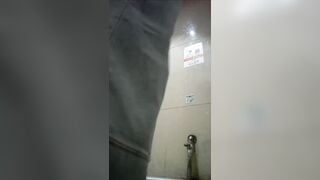 Đặt cam quay lén nhà vệ sinh nhìn em nó đái tưởng bị phát hiện