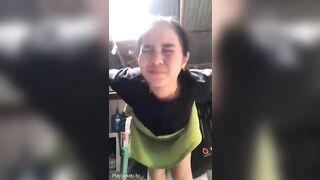BỐ MẸ ĐI VẮNG ĐỊT CON EM HỌ SƯỚNG KHÔNG NGẬM ĐƯỢC MỒM