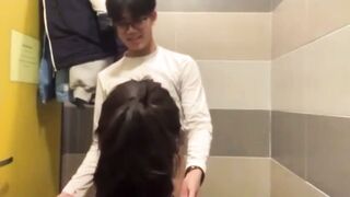 2 đứa bạn tập địt nhau trong WC trường học