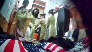 Cam kín quay lén phòng thay đồ mấy em teen xinh đi bê tráp cưới #1