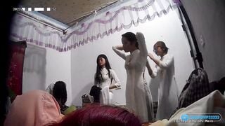 Cam kín quay lén phòng thay đồ mấy em teen xinh đi bê tráp cưới #2