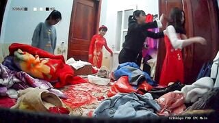 Cam kín quay lén phòng thay đồ mấy em teen xinh đi bê tráp cưới #4