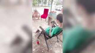 Dâm nữ khỏa thân public mặc đồ nhìn xuyên thấu đi treo a bán hoa quả may mắn