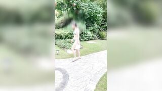 Vợ dâm mông to có sở thích public mặc mỗi đồ lót lộ hàng đi long nhong