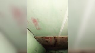 Thấy dì út đi đái lúc sáng thằng cháu họ cũng giả vờ đi đái để quay lén lồn lúc đái.