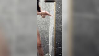 Mai Linh nữ idol live khoe clip sex đụ nhau với bạn trai trên sóng live tream.