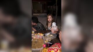 Đang nhậu mà kéo quần sì sát mép lồn người ta thấy hết rồi em gái.