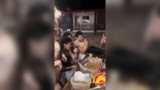 Đang nhậu mà kéo quần sì sát mép lồn người ta thấy hết rồi em gái.