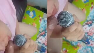 Dí cu vào mặt mẹ kế đang hát karaoke