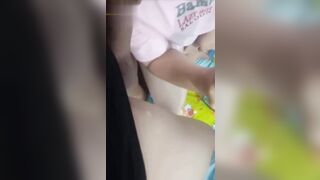 Dí cu vào mặt mẹ kế đang hát karaoke