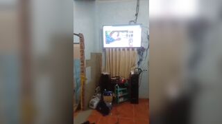 Dí cu vào mặt mẹ kế đang hát karaoke