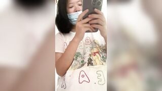 Vừa ngủ dậy em gái dâm đã live móc lồn