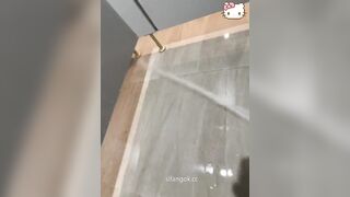 Chubby Vú To Lồn rậm public ở WC, Bị người lạ phát hiện móc lồn bắn nước rên rỉ live